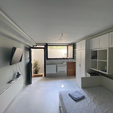 Minimalist Studio Behind Hilton Hotel Athens Ngoại thất bức ảnh